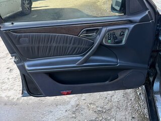 2001 Mercedes-Benz E-Класс 280 II (W210, S210) Рестайлинг, чёрный, 270000 рублей, вид 4