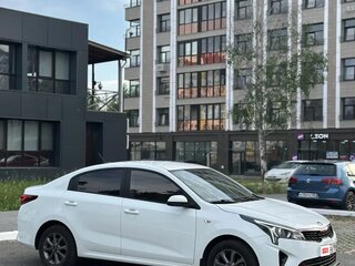 2020 Kia Rio IV Рестайлинг, белый, 1750000 рублей, вид 4