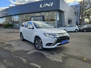 2022 Mitsubishi Outlander III Рестайлинг 3, белый, 2450000 рублей, вид 3