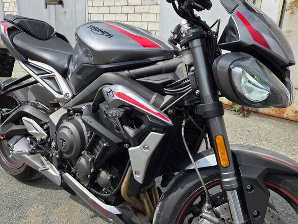 2020 Triumph Street Triple, серый, 1040000 рублей
