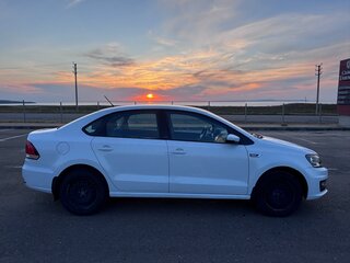 2016 Volkswagen Polo V Рестайлинг, белый, 800000 рублей, вид 3
