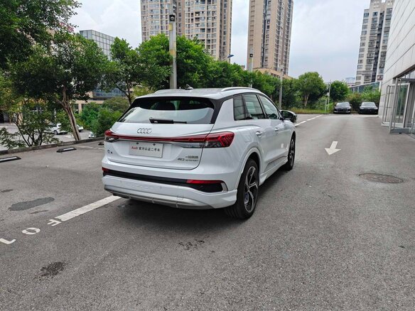 2025 Audi Q4 e-tron 40 I, серый, 4260000 рублей - вид 4