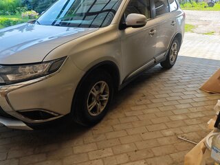 2018 Mitsubishi Outlander III Рестайлинг 2, серебристый, 1600000 рублей, вид 4