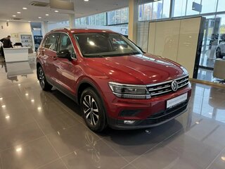 2020 Volkswagen Tiguan II, красный, 2490000 рублей, вид 3