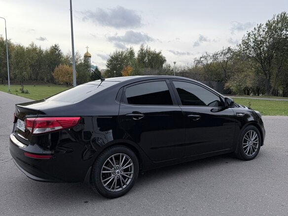 2016 Kia Rio III Рестайлинг, чёрный - вид 2