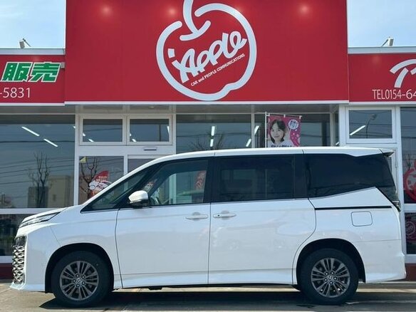 2023 Toyota Voxy IV (R90), белый - вид 5
