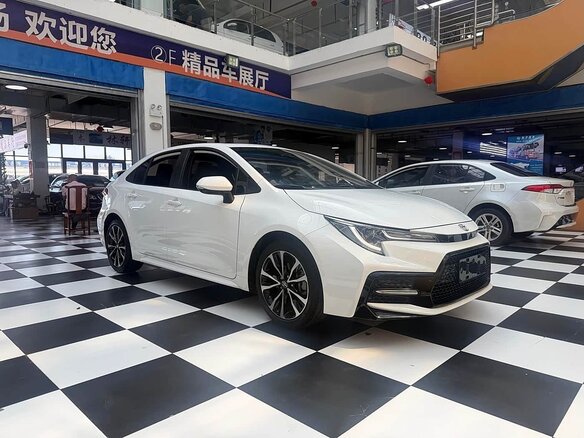 2022 Toyota Corolla Sporty XII (E210) Рестайлинг, белый, 1600000 рублей - вид 1