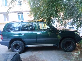 2005 Toyota Land Cruiser 105 100 Series Рестайлинг 2, зелёный, 2800000 рублей, вид 2