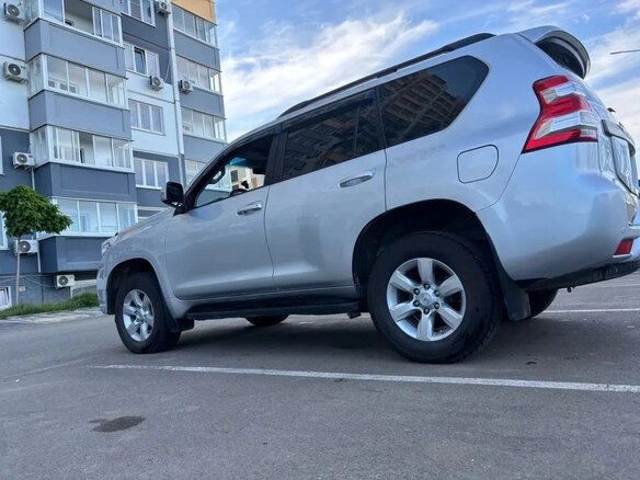 2014 Toyota Land Cruiser Prado 150 Series Рестайлинг 1, серебристый, 3150000 рублей - вид 8