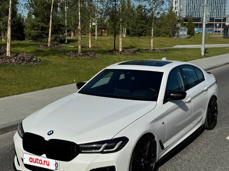 2020 BMW 5 серии 530i xDrive VII (G30/G31/G38) Рестайлинг, белый, 4700000 рублей, вид 3