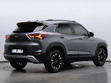 2022 Chevrolet TrailBlazer III, серый, 1787007 рублей, вид 3