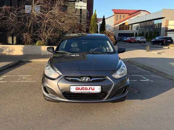 2013 Hyundai Solaris I, серый, 820000 рублей - вид 2
