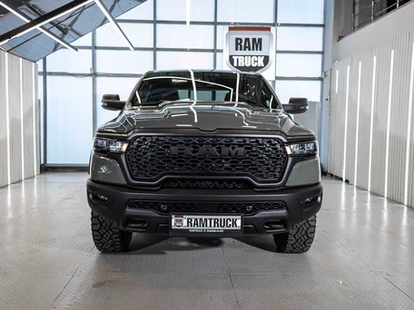 2025 Ram 1500 Crew Cab V Рестайлинг, зелёный, 10562213 рублей, вид 3