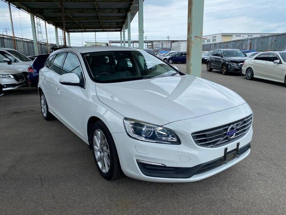 2015 Volvo V60 I Рестайлинг, белый, 1850000 рублей - вид 4