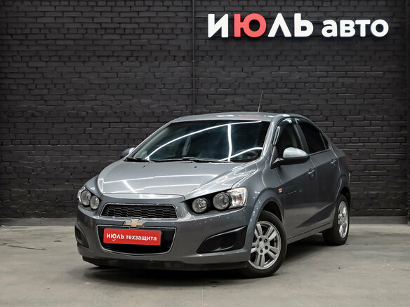 2013 Chevrolet Aveo II, серый, 600000 рублей