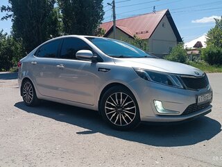 2014 Kia Rio 5-speed III, серебристый, 999999 рублей, вид 3