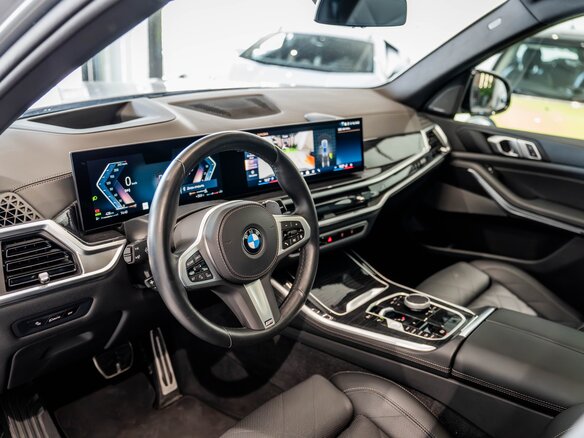 2025 BMW X5 40i IV (G05/G18) Рестайлинг, серый - вид 30
