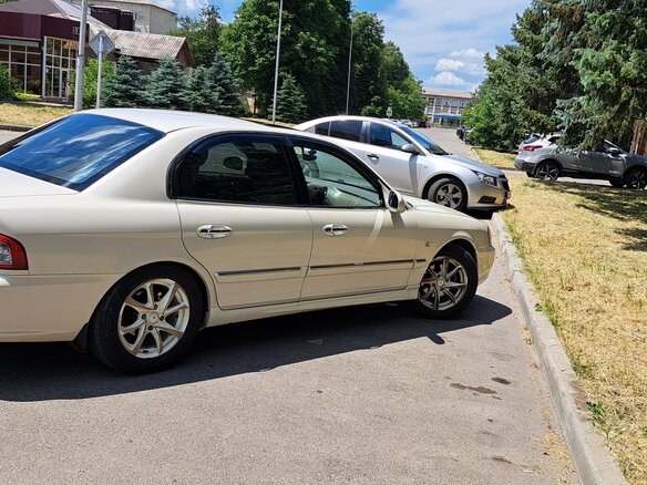 2004 Kia Magentis I Рестайлинг, белый, 600000 рублей - вид 3