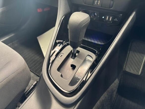 2022 Toyota Yaris IV, красный, 1014000 рублей - вид 25