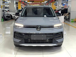 2025 Volkswagen Tharu XR, серебристый, 1900200 рублей, вид 2