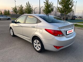 2016 Hyundai Solaris I Рестайлинг, серебристый, 870000 рублей, вид 4