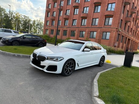 2021 BMW 5 серии 530e VII (G30/G31/G38) Рестайлинг, белый, 4620000 рублей, вид 2