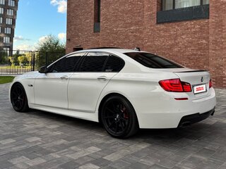 2013 BMW 5 серии M550d xDrive VI (F10/F11/F07), белый, 2890000 рублей, вид 3