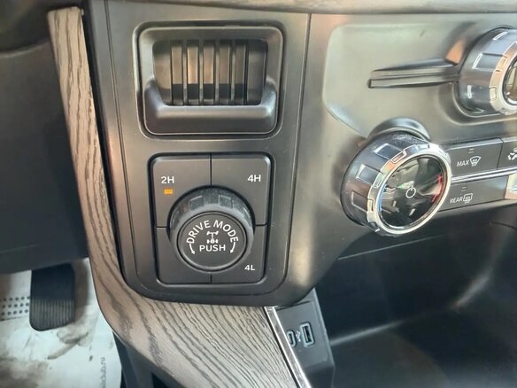 2024 Ford F-150 Lobo XIV Рестайлинг, серебристый - вид 25