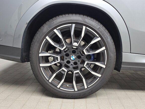 2025 BMW X6 40i III (G06) Рестайлинг, серебристый - вид 4