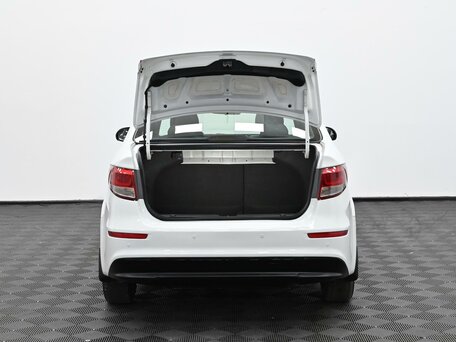 2017 Kia Rio III Рестайлинг, белый, 799000 рублей, вид 5