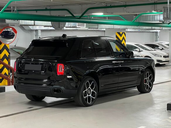 2020 Rolls-Royce Cullinan Black Badge I (Series I), чёрный, 39950000 рублей - вид 3