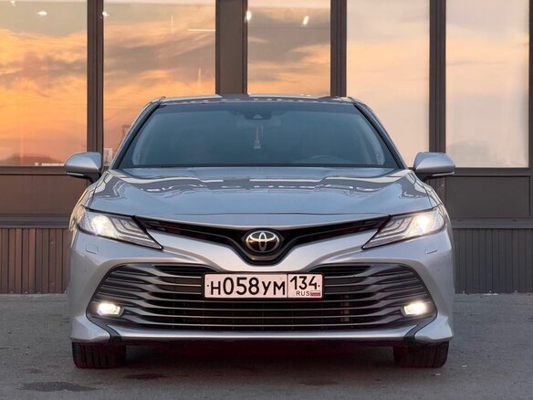 2018 Toyota Camry VIII (XV70), серебристый, 2499000 рублей - вид 2