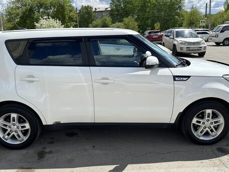 2017 Kia Soul II Рестайлинг, белый, 1175000 рублей, вид 3