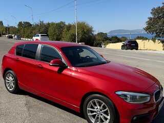 2018 BMW 1 серии 118i II (F20/F21) Рестайлинг 2, красный, 1650000 рублей, вид 3