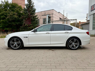 2013 BMW 5 серии 520i VI (F10/F11/F07), белый, 1799000 рублей, вид 4