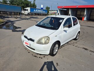 1999 Toyota Vitz I (P10), белый, 210000 рублей, вид 2