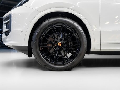 2025 Porsche Cayenne III Рестайлинг, серебристый, 16690000 рублей, вид 5