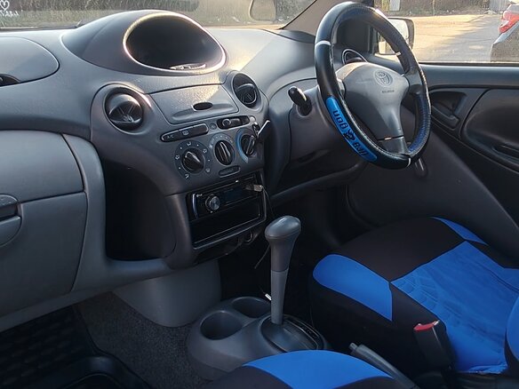 1999 Toyota Vitz I (P10), серебристый, 320000 рублей - вид 9