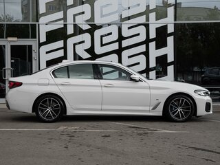 2022 BMW 5 серии 520i VII (G30/G31/G38) Рестайлинг, белый, 5200000 рублей, вид 5
