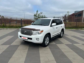2012 Toyota Land Cruiser 200 Series Рестайлинг 1, белый, 3670000 рублей, вид 1