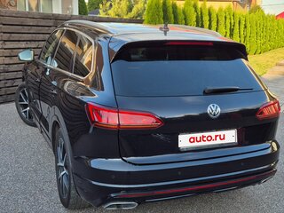 2018 Volkswagen Touareg III, чёрный, 5000000 рублей, вид 3