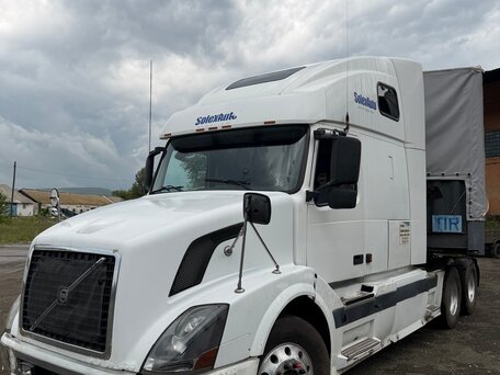 2003 Volvo VNL, белый, 2100000 рублей, вид 1