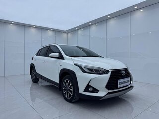 2022 Toyota Yaris L X XP150 Рестайлинг, красный, 950000 рублей, вид 1