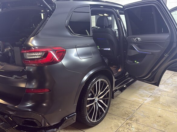 2020 BMW X5 40i IV (G05/G18), чёрный, 6100000 рублей - вид 2