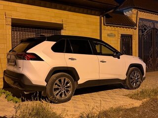 2020 Toyota RAV4 V (XA50), белый, 3350000 рублей, вид 3