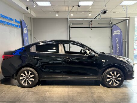 2017 Kia Rio IV, чёрный, 1048000 рублей, вид 4