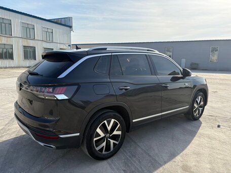 2023 Volkswagen Tayron I Рестайлинг, чёрный, 2425000 рублей, вид 4