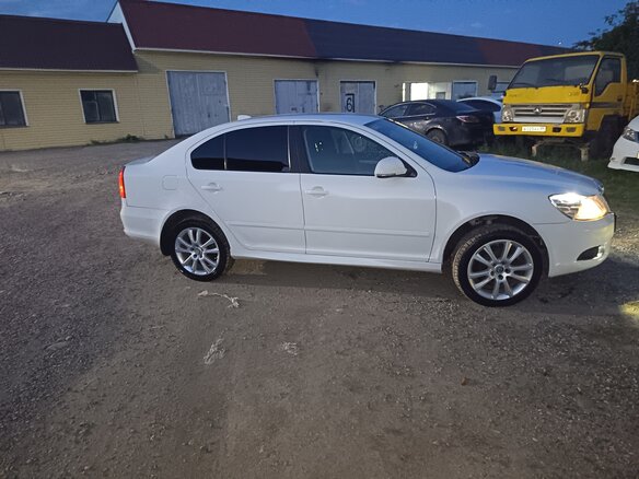 2013 Skoda Octavia II (A5) Рестайлинг, белый, 600000 рублей - вид 2