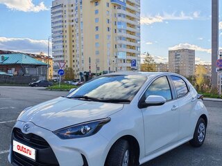 2021 Toyota Yaris IV, белый, 1265000 рублей, вид 2