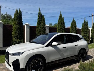 2022 BMW iX xDrive40 I (I20), белый, 7590000 рублей, вид 4